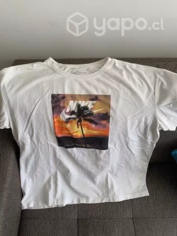 Polera casi nueva Nike talla L