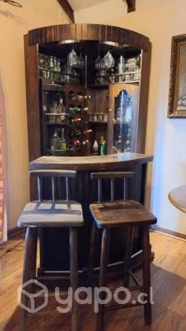Bar con mesa y sillas
