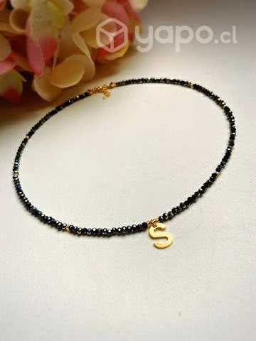 Collar corto con inicial