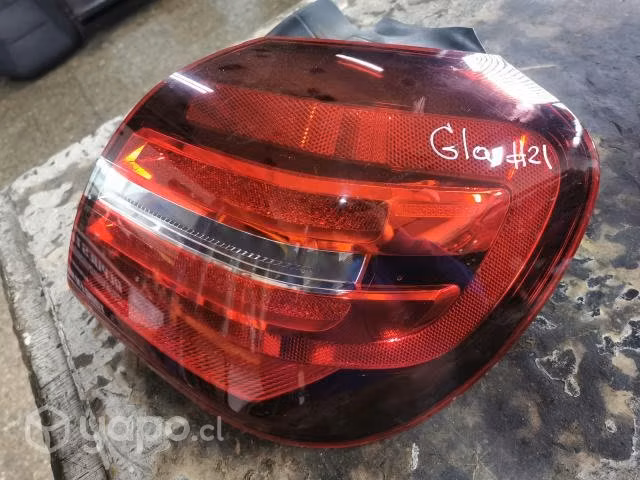 Foco trasero derecho mercedes gla200 2020