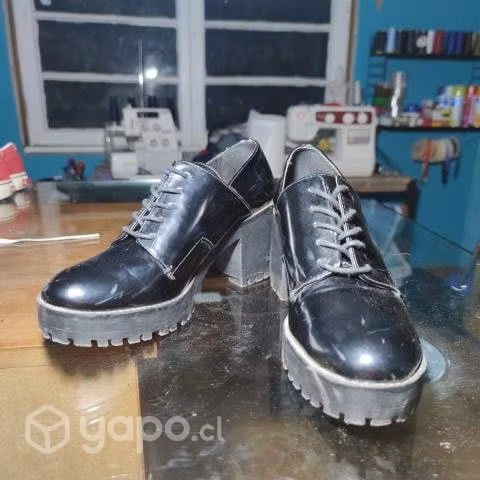 Zapatos con taco negros Zara