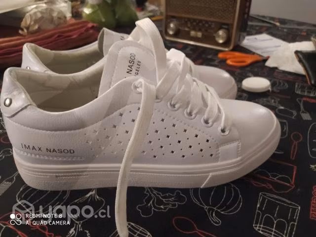 Lindas zapatillas blancas