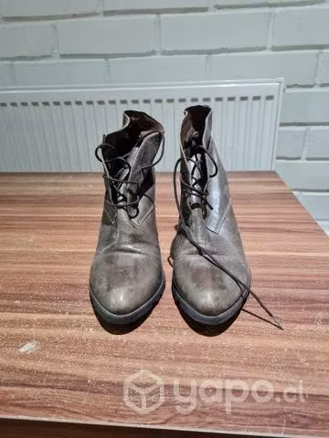 Botines con cordones