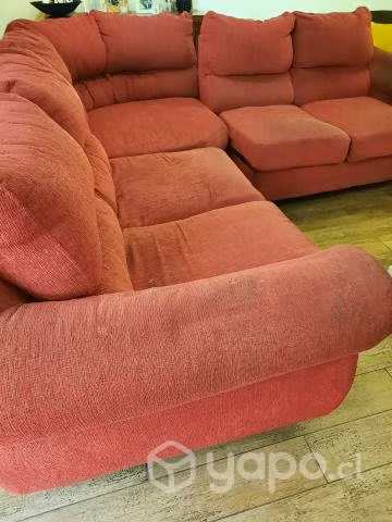 Sofa tipo L de color rojo.