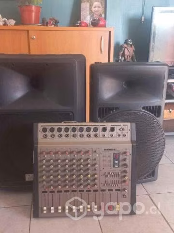 Mesa de sonido Mekse más parlantes