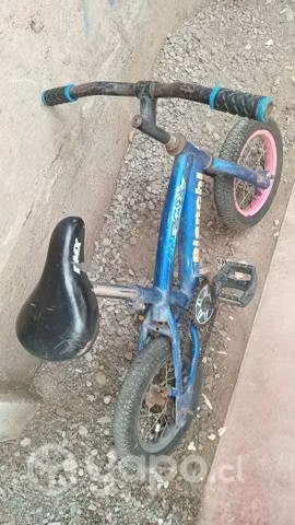Mini bmx sin fisuras. un poco oxidada