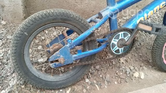 Mini bmx sin fisuras. un poco oxidada