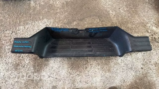 Pisadera central parachoque trasero hilux original
