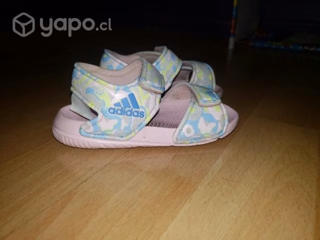 Chalas Adidas y Zapatillas Bublegummers de niña - Imagen 2
