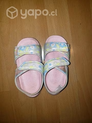 Chalas Adidas y Zapatillas Bublegummers de niña