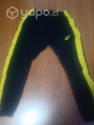Buzo Nike negro y amarillo