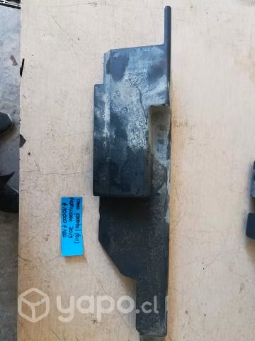 Moldura izquierda frontal radiador Mahindra