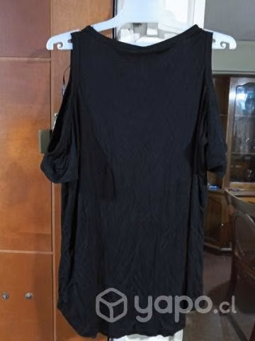 Polera sin hombros color negro con estampado