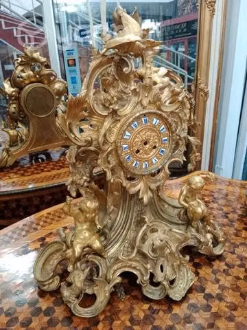 Imponente reloj de sobremesa en bronce ormolu