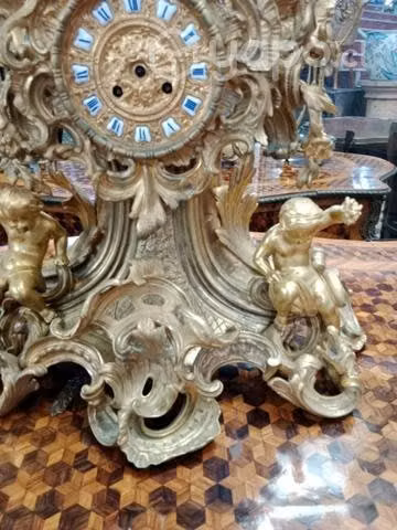 Imponente reloj de sobremesa en bronce ormolu
