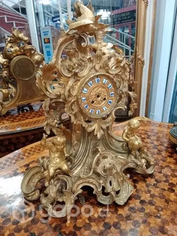 Imponente reloj de sobremesa en bronce ormolu