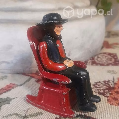 Hombre amish en mecedora