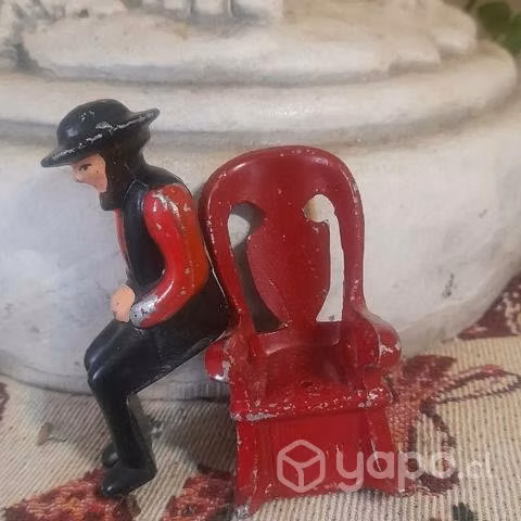 Hombre amish en mecedora