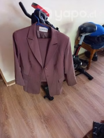 ,terno pantalon y chaqueta café .