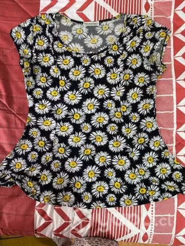Polera floreada elasticada talla M
