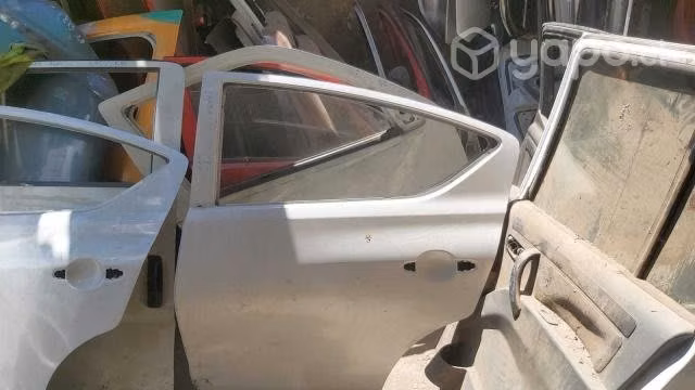 Puerta trasera izquierda nissan versa 2014-2018