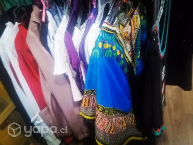 Mucha ropa moderna exclusiva, im