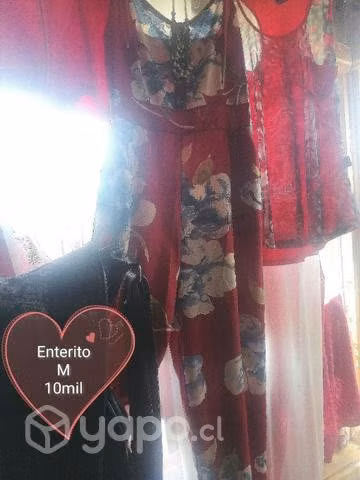 Mucha ropa moderna exclusiva, im