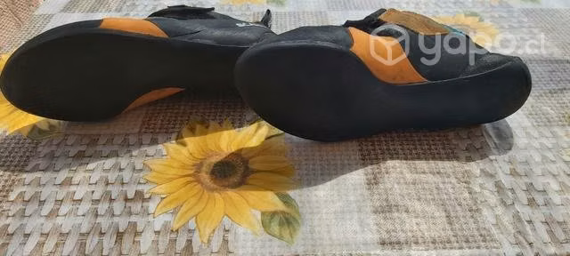 Zapatillas de escalada marca SCARPA número 41 1/2 - Imagen 2