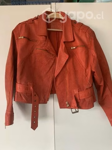Chaqueta de cuero roja corta