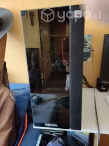 Computadora gamer con monitor - Imagen 3
