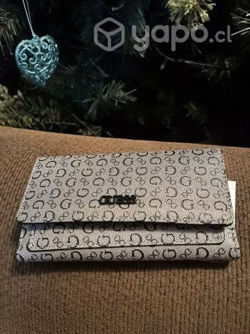 Billetera y cosmetiqueros Guess