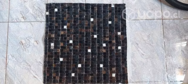 Alfombra pequeña cuadros de cuero