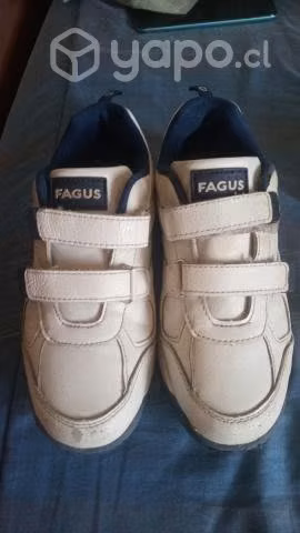 Zapatos de colegio. Y zapatilla