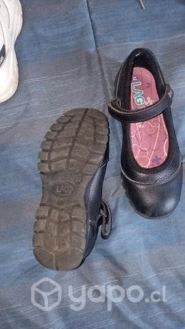 Zapatos de colegio. Y zapatilla