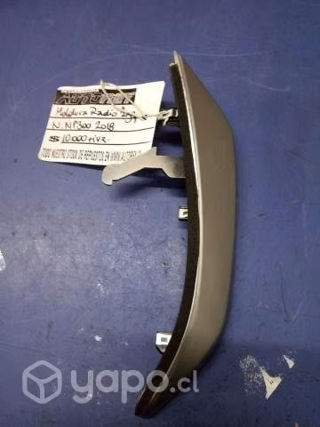 Moldura izquierda radio Nissan NP300 2018