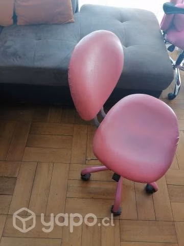 Silla rosada para usar en escritorio
