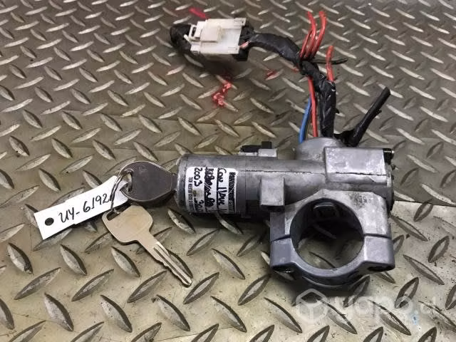 Chapa motor con llave Nissan Terrano D22