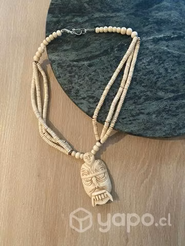 Colgante étnico de hueso tallado