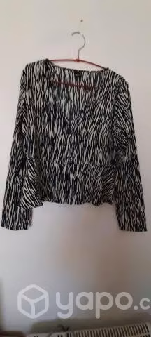 Blusas y chaleca nuevas sin uso