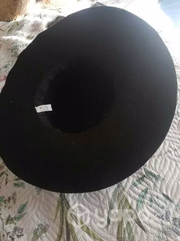 Hermoso sombrero de tela en excelente estado. - Imagen 2