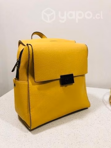 Mochila Amphora modelo Laroa amarilla con tapa