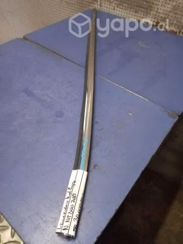 Moldura lame vidrio puerta delantera izq NP300