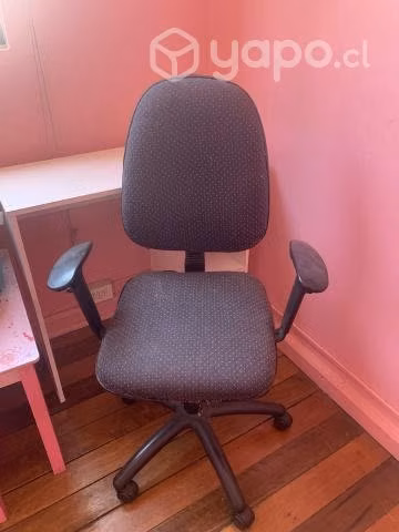 Escritorio pequeño + silla