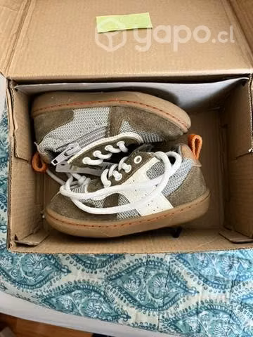 Ropa y zapatos de niño en buen estado