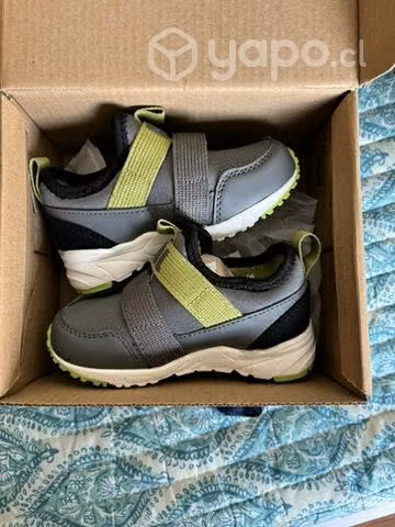 Ropa y zapatos de niño en buen estado