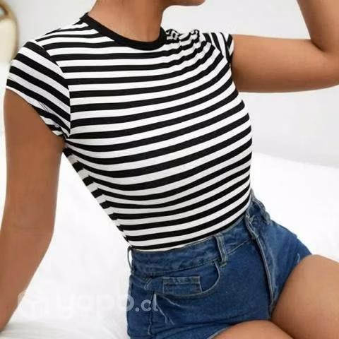 Polera blanca con lineas negras