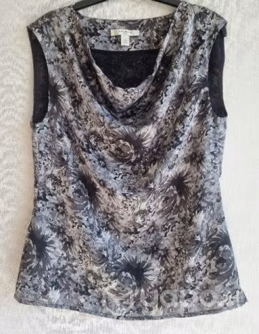 Top Liz Claiborne flores. Cuello drapeado. M