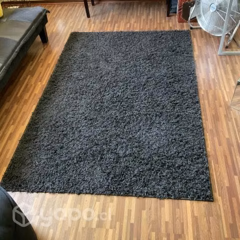 Alfombra negra peluda marca hc