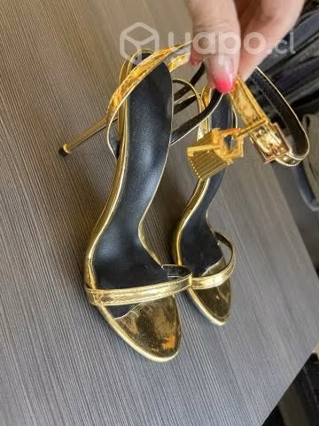 Sandalias doradas con tacón 8.5 nuevas