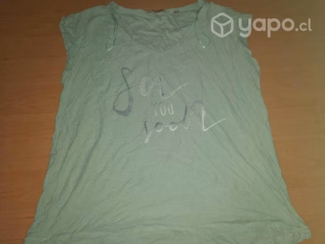 Polera verde estampada